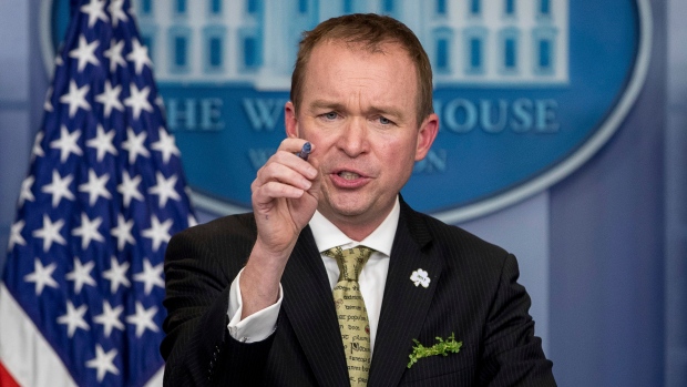 Les réductions budgétaires prévues par Mick Mulvaney, directeur du Bureau de la gestion et du budget américain dans le domaine de la recherche sur le changement climatique et au sein des Instituts nationaux de la santé incitent certains scientifiques à s'opposer publiquement à l'administration Trump. (Andrew Harnik / Associated Press)