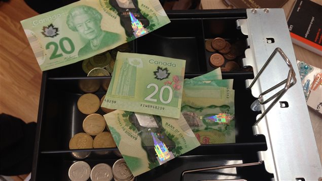 Cette monnaie locale, qui porte le nom « le demi, », circule de main en main et consiste en des billets ordinaires de la Monnaie royale canadienne qui ont été coupés en deux. Chaque morceau vaut ainsi la moitié de la valeur du billet original.