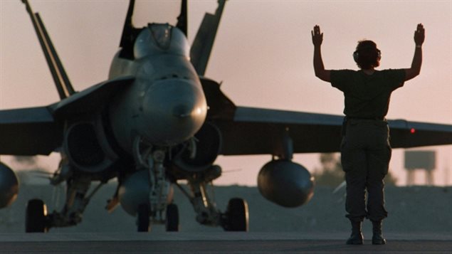 Un CF-18 canadien obtient le feu vert pour le décollage au crépuscule à la base militaire de Dohar, au Qatar, le 3 décembre 1990. (Paul Chiasson / Canadian Press) 