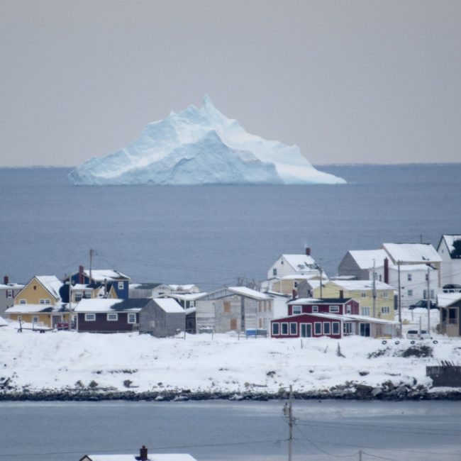 Un iceberg sur son balcon : Les citoyens le long de la côte atlantique de Terre-Neuve-et-Labrador au Canada aperçoivent souvent de leur salon un nombre très élevé de visiteurs glacés ce printemps, alors que des icebergs massifs tentent de frayer leur passage vers le sud. - La Presse canadienne