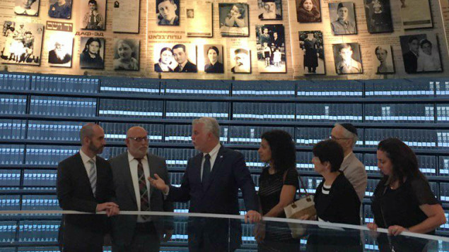 Philippe Couillard a visité le mémorial Yad Vashem, lieu de mémoire qui relate les faits de l'histoire ayant conduit à l'holocauste. Photo : Radio-Canada/Twitter/Martine Biron