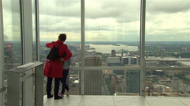 Nouveau point de vue au sommet de la Place-Ville-Marie Photo Credit: radio-canada https://www.rcinet.ca/fr/2016/06/23/touristes-admirez-montreal-plus-intelligemment-de-la-place-ville-marie-son-plus-celebre-gratte-ciel/