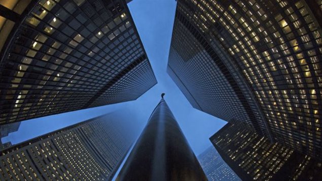 Beaucoup de Canadiens ont été stupéfaits d’apprendre, grâce à ces dizaines de témoignages anonymes, que des employés des cinq plus grandes banques canadiennes, en particulier ceux de la banque Toronto Dominion (TD) se sentaient régulièrement forcés de vendre des produits bancaires inadaptés et inutiles en trompant leurs clients ou en leur mentant pour atteindre des cibles de ventes. Le quartier des grandes banques dans la ville de Toronto. Photo Credit: CBC 