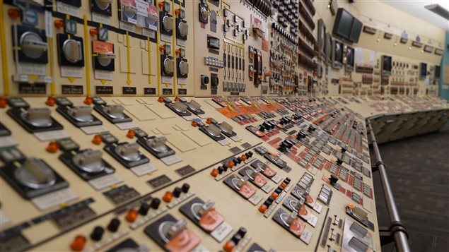 Salle des commandes d'une centrale nucléaire canadienne. Photo Credit: Radio-Canada/Josée Ducharme