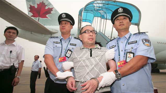Déporté du Canada en 2011, Lai Changxing a été arrêté par la police chinoise dès son arrivée à Pékin puis condamné rapidement. Photo : Reuters/China Stringer Network