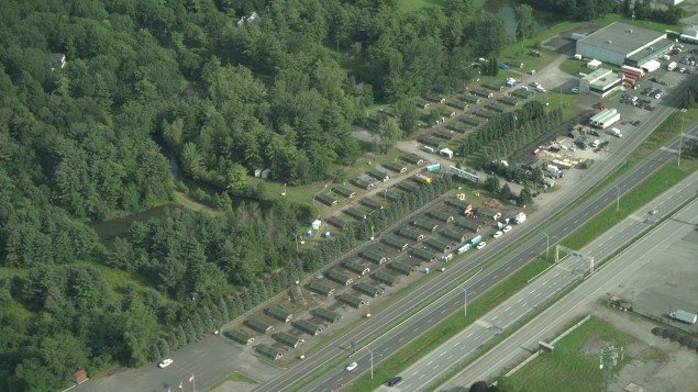 Des dizaines de tentes ont été installées pour accueillir des demandeurs d’asile à Saint-Bernard-de-Lacolle. Photo : Radio-Canada RCI avec La Presse canadienne