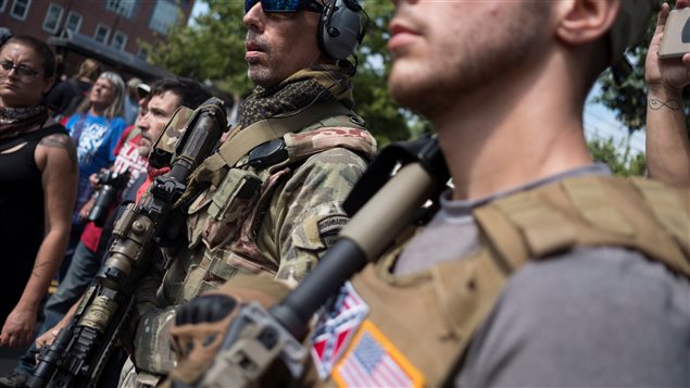 Plusieurs suprémacistes blancs aux États-Unis portaient dans la ville de Charlottesville des armes à feu et des vêtements militaires Photo : Reuters / Justin Ide Photo Credit: Justin Ide