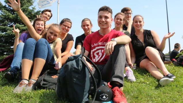 Des étudiants de cégep. Les devoirs prennent du temps, beaucoup de temps Les élèves au Canada consacreront cette nouvelle année scolaire en moyenne entre trente minutes et une heure à leurs devoirs et leçons. Photo : Radio-Canada / 