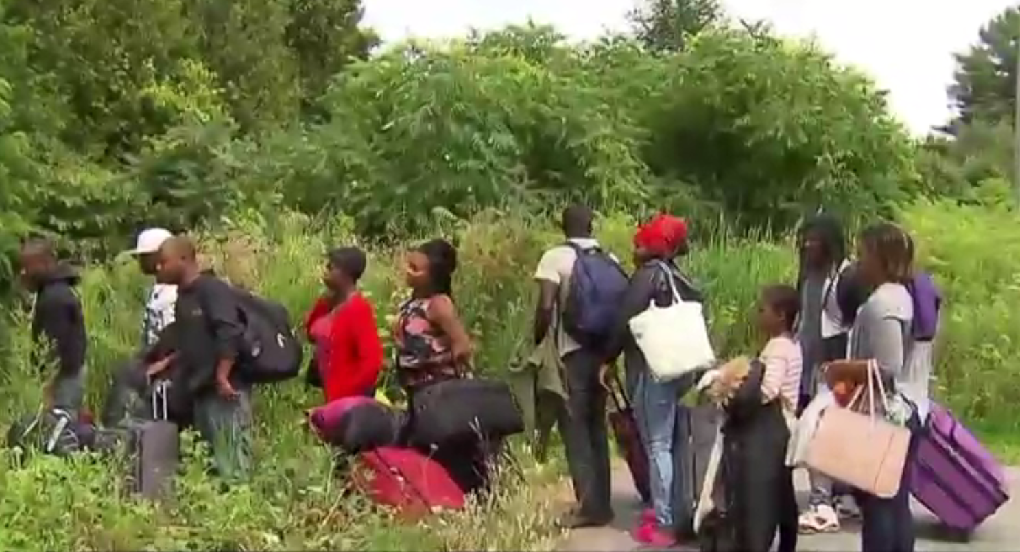 Les journées d'été clémentes aidant, des dizaines d'Haïtiens en provenance des États-Unis traversent chaque jour en ce moment la frontière illégalement au Québec, car ils craignent la promesse de l'Administration Trump d'un resserrement des politiques d'immigration américaines.