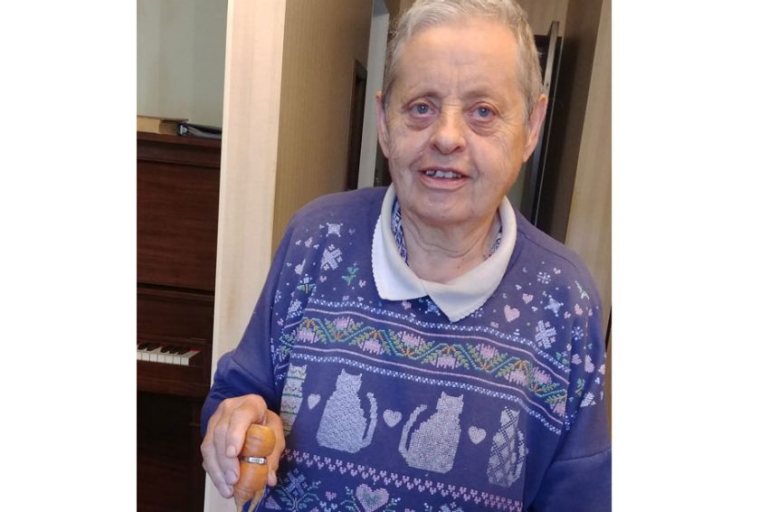 Mary Grams, âgée de 84 ans, détient la carotte qui a grandit dans son anneau de fiançailles et qu'elle a perdu il y a 13 ans en train de désherber son jardin. (IVA HARBERG / LA PRESSE CANADIENNE)