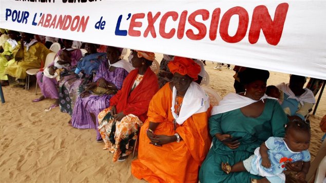 Un groupe de femmes sénégalaises protestent contre la pratique de l'excision Photo : Getty/Georges Gobet