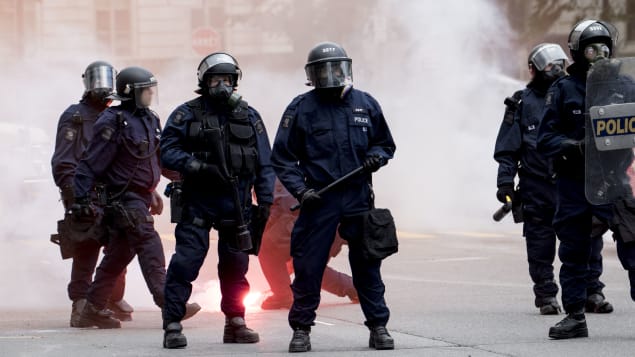 Des policiers font face à la foule. Photo : Radio-Canada/Maxime Corneau