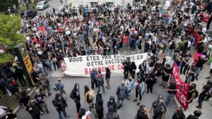 L'ampleur de la foule antifasciste devant l'édifice. Photo : Radio-Canada/Maxime Corneau