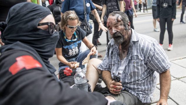 Un homme a été battu par des manifestants lors des rassemblements anti et pro immigration à Québec Photo : Radio-Canada/Maxime Corneau
