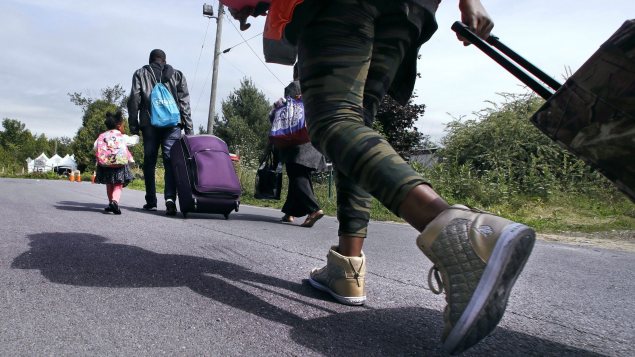 Une famille de demandeurs d’asile traverse la frontière canadienne. © Radio-Canada