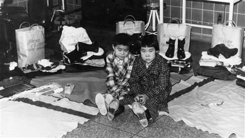 Des Inuits dans les années 50 qui souffraient de tuberculose. © Archives