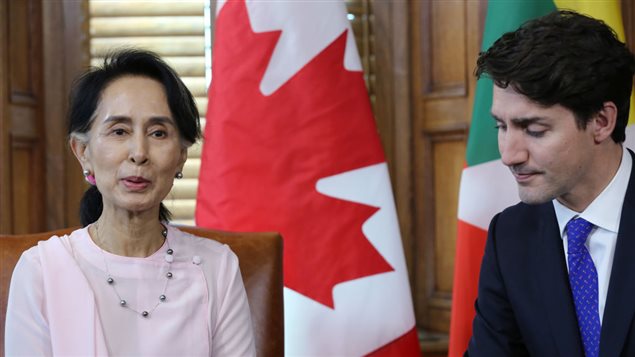  Justin Trudeau avait évoqué le problème des droits de la personne au Myanmar avec Aung San Suu Kyi lors de sa visite au Canada le 7 juin dernier. Photo Credit: LARS HAGBERG/AFP/Getty Images