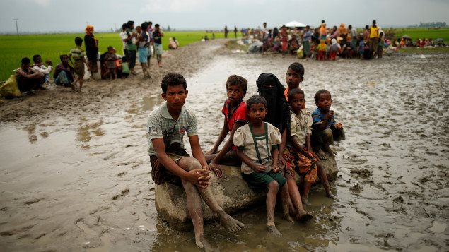 Des Rohingyas sont détenus par des garde-frontières du Bangladesh dans une aire ouverte, le 3 septembre. Depuis octobre 2016, au moins 400 000 d’entre eux ont traversé la rivière Naf pour se réfugier au Bangladesh. Photo : Reuters / Mohammad Ponir Hossain