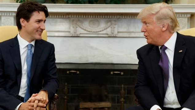 Le premier ministre du Canada Justin Trudeau (à gauche) lors d’une visite avec le président des États-Unis Donald Trump à Washington en avril 2017. © Evan Vucci/Associated Press