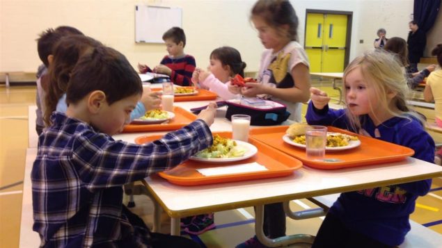 La vente de malbouffe est interdite depuis cette année dans les cafétérias scolaires au Nouveau-Brunswick, en Nouvelle-Écosse et à l'Île-du-Prince-Édouard. Photo : Radio-Canada