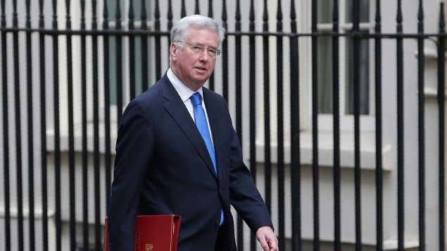 Le ministre britannique de la Défense, Michael Fallon arrive à Downing Street. afp.com/Daniel LEAL-OLIVA