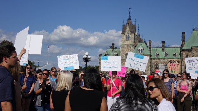 Des médecins ont manifesté la semaine dernière contre la réforme fiscale présentée à la mi-juillet par le ministre fédéral des Finances. Photo : Radio-Canada/Simon Deschamps
