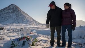 Matthew Kilabuk et Geela Kooneeliusie devant la tombe de leur fille en mars dernier dans le nord du pays. Photo : CBC/Nick Murray