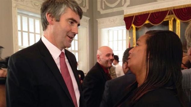 En 2014, le premier ministre Stephen McNeil discute avec Harriet Johnson, une ancienne résidente de l’orphelinat. © Jean Laroche/CBC RCI avec La Presse canadienne