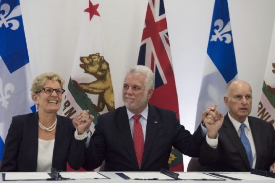 La première ministre de l’Ontario, Kathleen Wynne, en présence du premier ministre Philippe Couillard et du gouverneur de la Californie, Edmund G. Brown, vendredi, à Québec. (Presse canadienne, Jacques Boissinot)