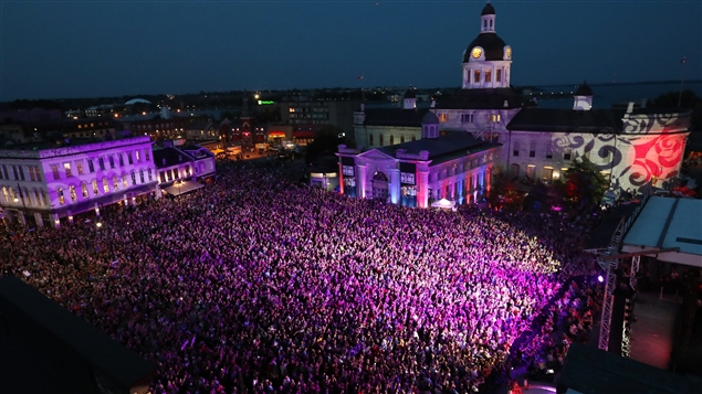 Une énorme foule s’est réunie à Kingston en août 2016 pour le dernier concert de la tournée Man Machine Poem de Tragically Hip. Photo Credit: Lars Hagberg/Presse canadienne via AP 