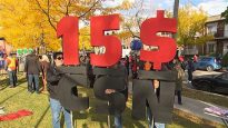 Des manifestants sont réunis dans un parc de Montréal, le 15 octobre dernier, pour participer à une manifestation en faveur d’une hausse du salaire minimum à 15 $ l’heure.