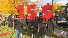 Des manifestants sont réunis dans un parc de Montréal, le 15 octobre dernier, pour participer à une manifestation en faveur d’une hausse du salaire minimum à 15 $ l’heure.