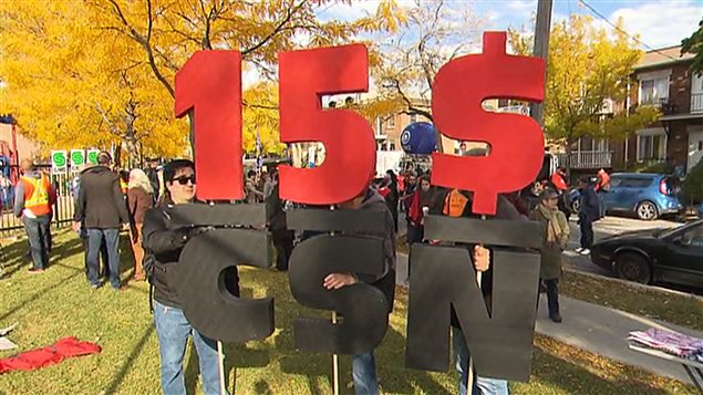 Des manifestants sont réunis dans un parc de Montréal, le 15 octobre dernier, pour participer à une manifestation en faveur d’une hausse du salaire minimum à 15 $ l’heure.