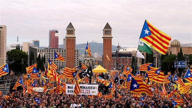 Des milliers d’indépendantistes catalans manifestent dans les rues de Barcelone. Albert Gea / Reuters