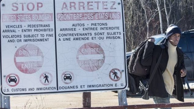 Des dizaines de demandeurs d’asile ont traversé illégalement la frontière canado-américaine cette année pour demander le statut de réfugié au Canada. Photo Credit: Photo: Paul Chiasson La Presse canadienne 