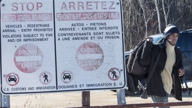 Des dizaines de demandeurs d’asile ont traversé illégalement la frontière canado-américaine cette année pour demander le statut de réfugié au Canada. Photo Credit: Photo: Paul Chiasson La Presse canadienne 