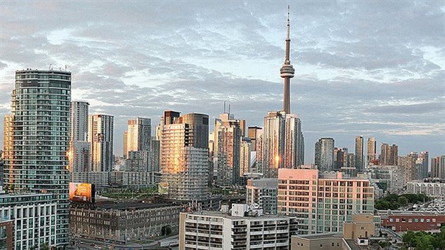 Le tour du CN vue de loin au centre-ville de Toronto en Ontario.