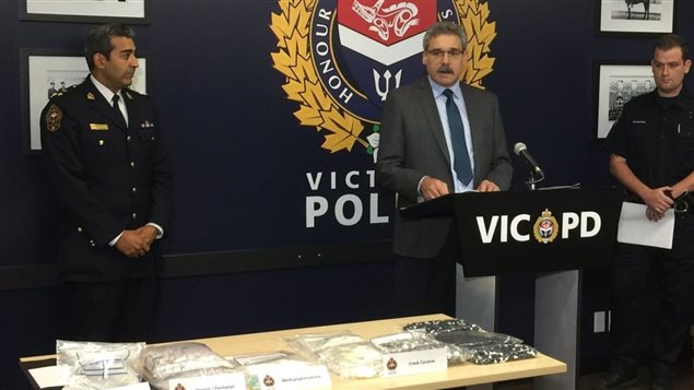 La police de Victoria lors de l’annonce d’une saisie importante de fentanyl Photo : Radio-Canada/Richard Zussman 