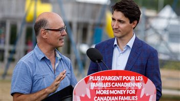 Le premier ministre Justin Trudeau effectuait une tournée depuis une semaine pour faire valoir l'indexation de l'Allocation canadienne pour enfants lancée l'an dernier. YouTube