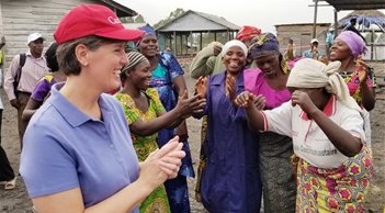 La ministre canadienne responsable du dossier de l'aide internationale, Marie-Claude Bibeau, cet été en République démocratique du Congo. PC