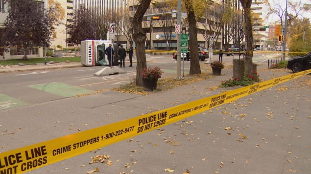 Les policiers enquêtent sur la scène de l'attentat à Edmonton. Photo : Radio-Canada