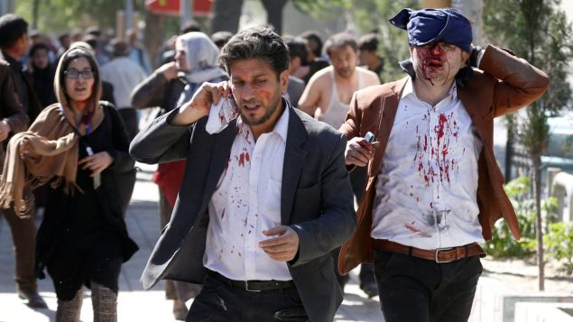 Des blessés fuient les lieux de l'explosion au centre de Kaboul, en Afghanistan en mai 2017. Photo : Reuters/Omar Sobhani