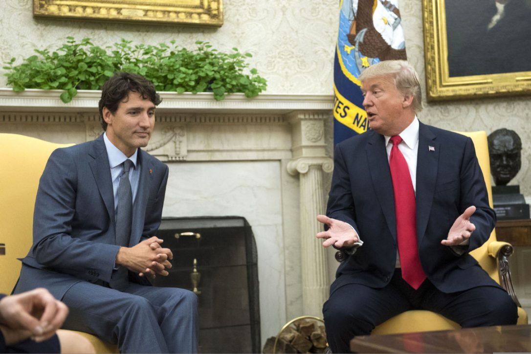 Le président américain Donald Trump s'entretient avec le Premier ministre Justin Trudeau dans le bureau ovale mercredi. (IMAGES DE POOL / GETTY)