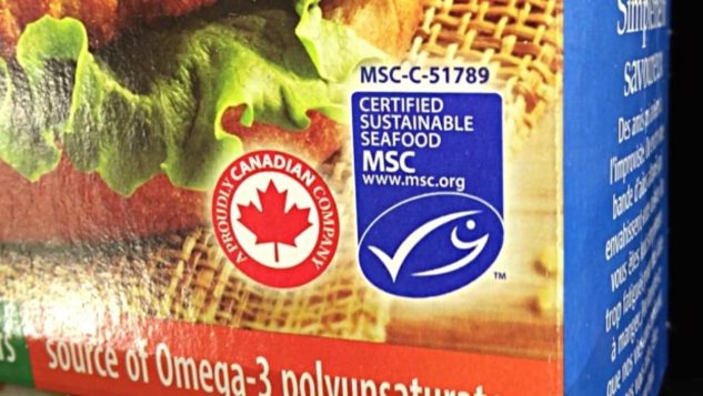 La certification vise à permettre aux consommateurs de reconnaître facilement quels produits de la mer ont été pêchés de manière durable à l’aide d’une étiquette bleue sur l’emballage. Photo : CBC/Brett Ruskin