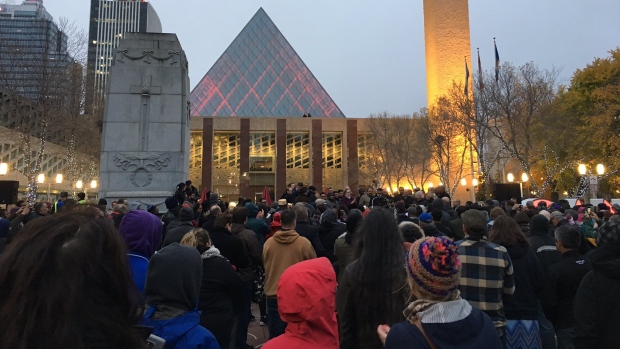 Des centaines de personnes se sont rassemblés lors d'une soirée de solidarité sur la place Churchill d'Edmonton dimanche après deux attentats terroristes samedi soir dans la ville. (Andrea Ross / CBC)