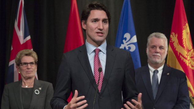 Le premier ministre Justin Trudeau en compagnie de Kathleen Wynne et de Philippe Couillard (archives). Photo : La Presse canadienne/Adrian Wyld