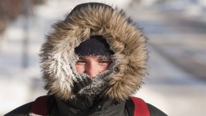 Un Canadien en manteau d’hiver dans le grand froid Photo Credit: CBC