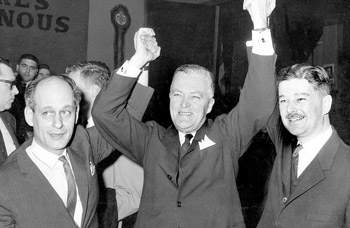 René Lévesque, Jean Lesage et Paul Gérin-Lajoie lors de la victoire du Parti libéral Photo : Archives La Presse/Réal Saint-Jean