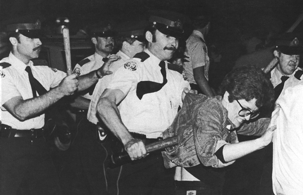 Violence policière en Ontario dans les années 70 contre des manifestants homosexuels. CBC