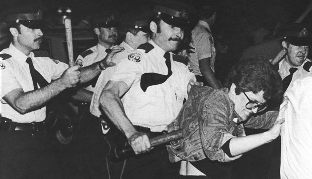 Violence policière en Ontario dans les années 70 contre des manifestants homosexuels. - CBC
